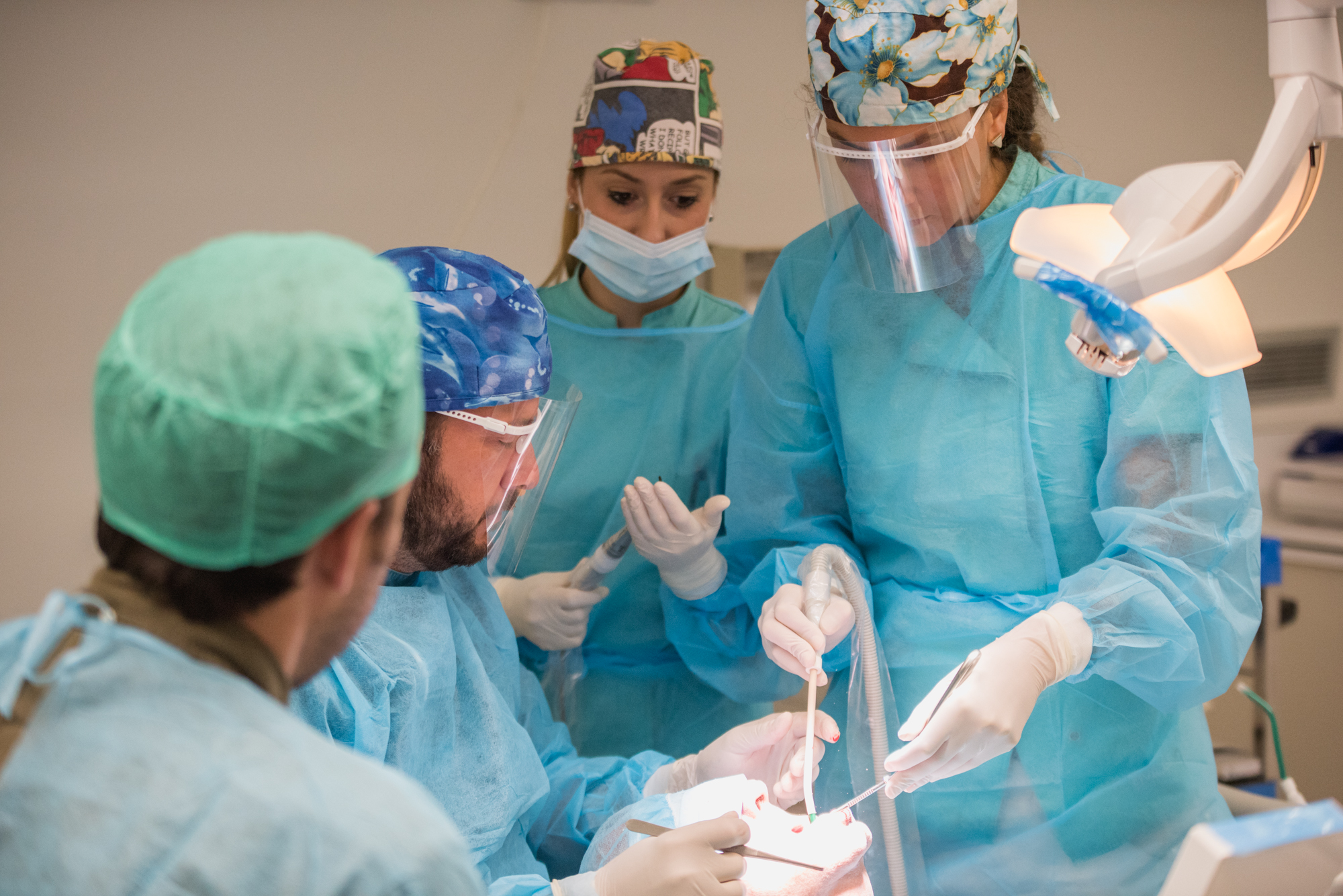 El Dr. Pablo Avilés en una cirugía en directo con los alumnos