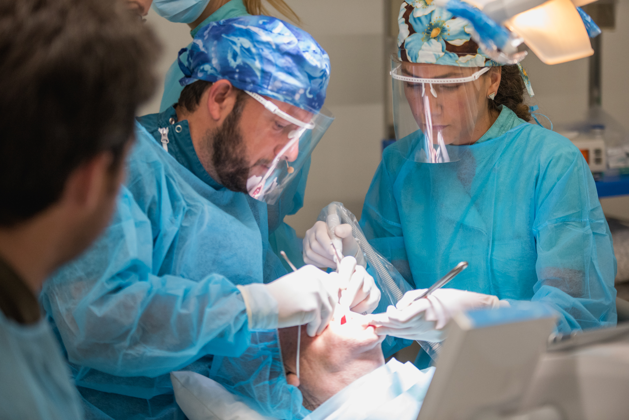 El Dr. Pablo Avilés en una cirugía en directo con los alumnos